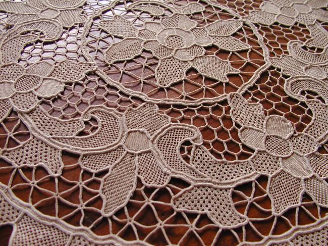 Gorgeous table centre in Venezia handmade lace 1900