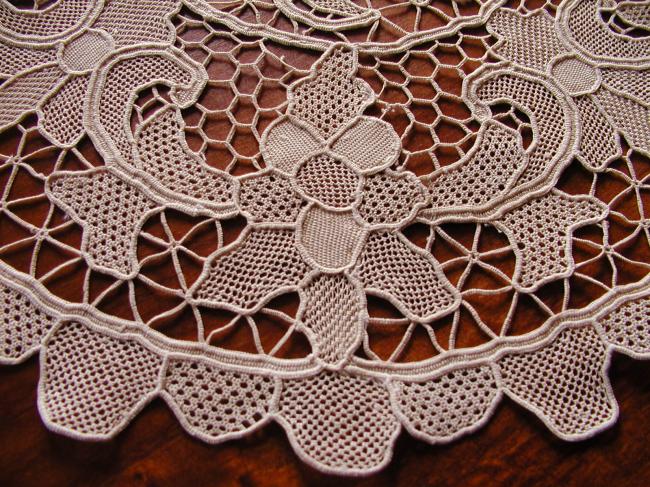 Gorgeous table centre in Venezia handmade lace 1900