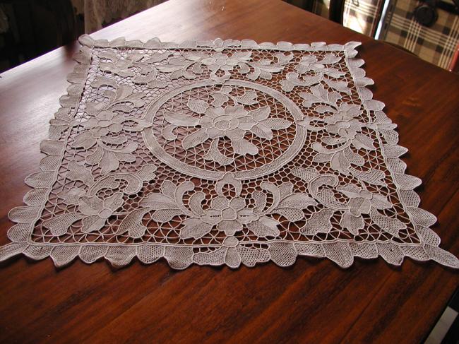 Superb squared table centre in Venezia lace 1900