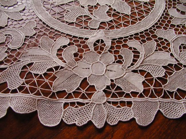 Superb squared table centre in Venezia lace 1900