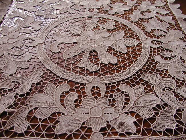 Superb squared table centre in Venezia lace 1900