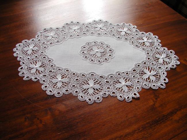 Lovely ovale table centre with macramé (tatting) lace