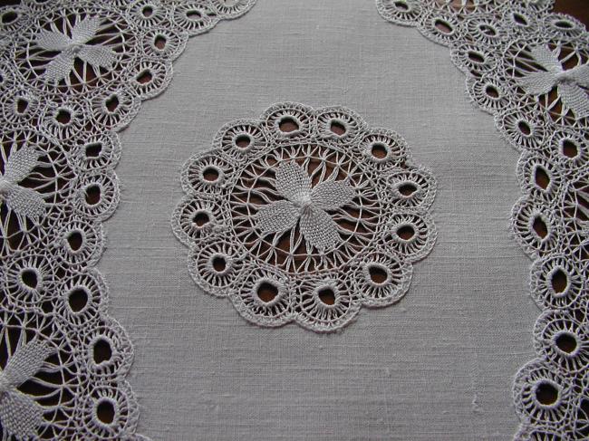 Lovely ovale table centre with macramé (tatting) lace