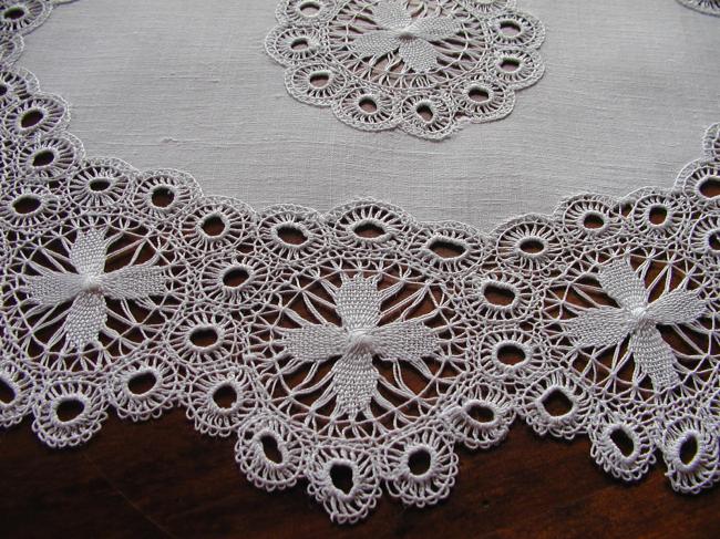 Lovely ovale table centre with macramé (tatting) lace