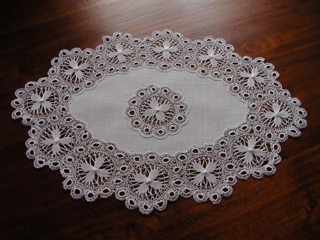 Lovely ovale table centre with macramé (tatting) lace