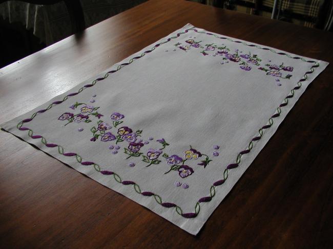 Charming table centre with embroidered wild pansies