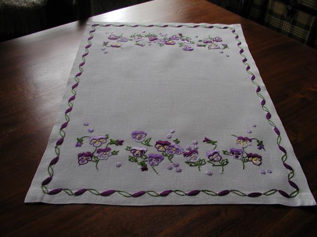 Charming table centre with embroidered wild pansies