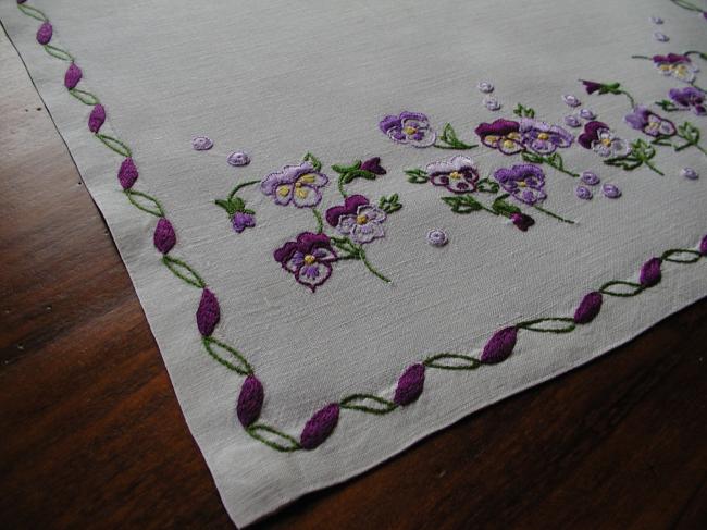 Charming table centre with embroidered wild pansies