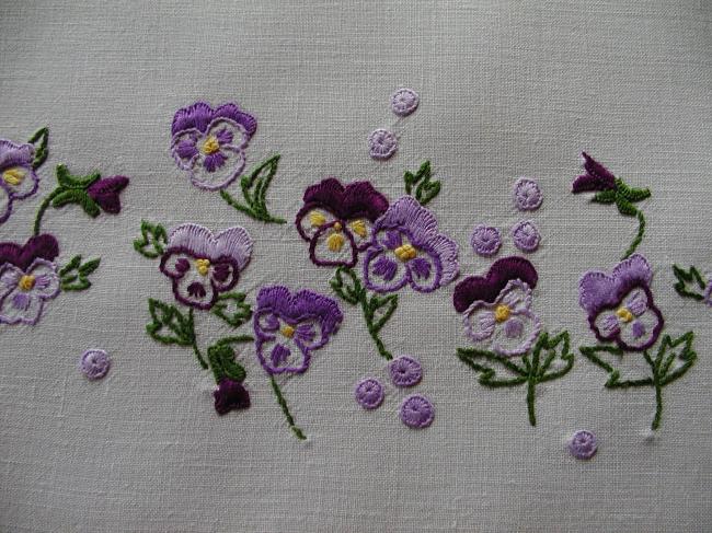 Charming table centre with embroidered wild pansies