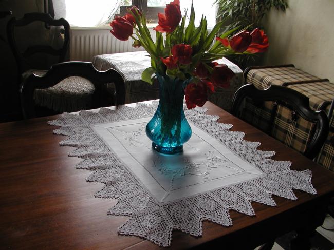 Splendeur de centre de table avec broderie blanche et dentelle faîtes à la main