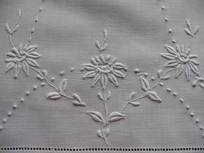 Magnificient trolley mat or centre table with white embroidery and crochet lace
