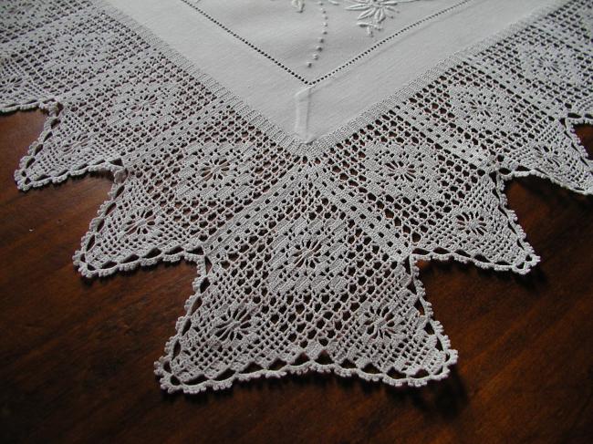 Splendeur de centre de table avec broderie blanche et dentelle faîtes à la main