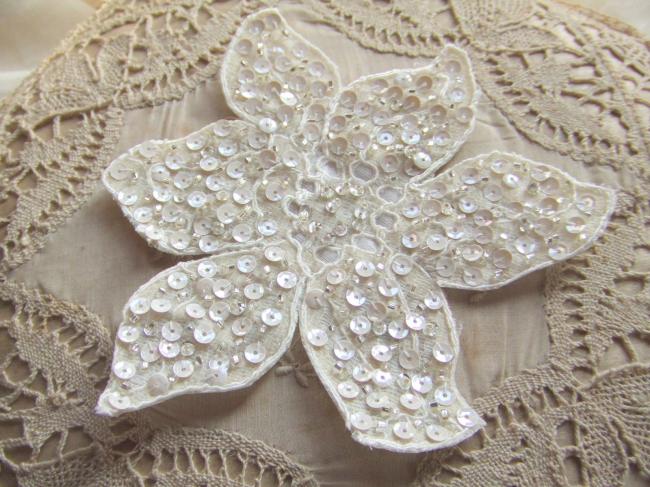 Superbe motif de fleur stylisé en appliqué en dentelle avec sequins et perles