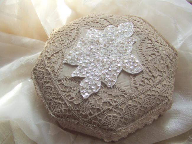 Superbe motif de grande fleur stylisée en appliqué, dentelle avec sequins&perles