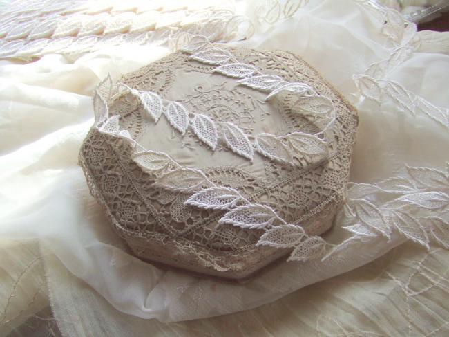 Jolie dentelle brodée de feuilles ajourées de couleur blanche satinée
