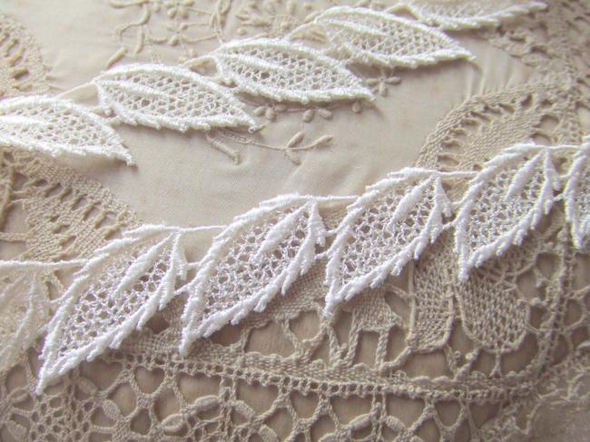 Jolie dentelle brodée de feuilles ajourées de couleur blanche satinée