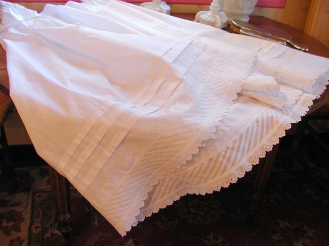 Beautiful pettitcoat with religieous folds and hand-made lace