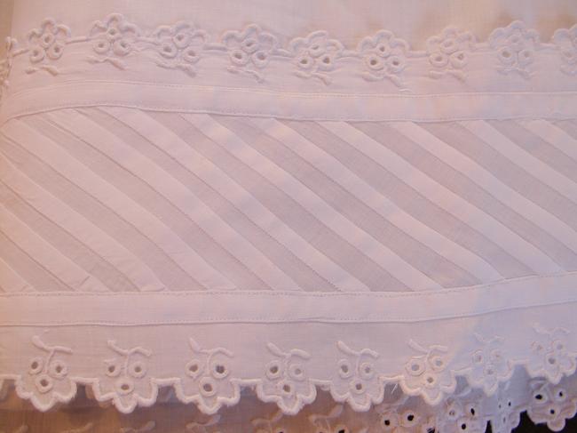 Beautiful pettitcoat with religieous folds and hand-made lace