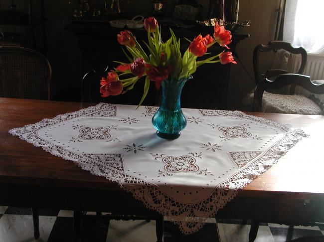 Magnifique nappe brodée à la Richelieu et  superbe dentelle de Cluny.