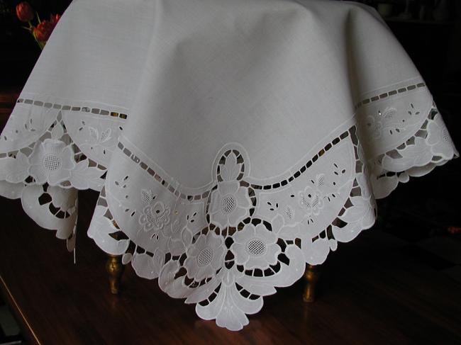 Charming mecanic in Richelieu style lace tablecloth