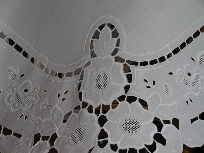 Charming mecanic in Richelieu style lace tablecloth