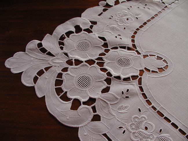 Charming mecanic in Richelieu style lace tablecloth