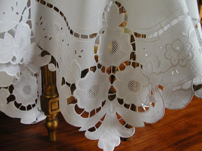 Charming mecanic in Richelieu style lace tablecloth