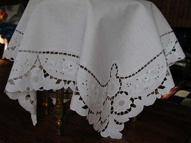 Charming mecanic in Richelieu style lace tablecloth