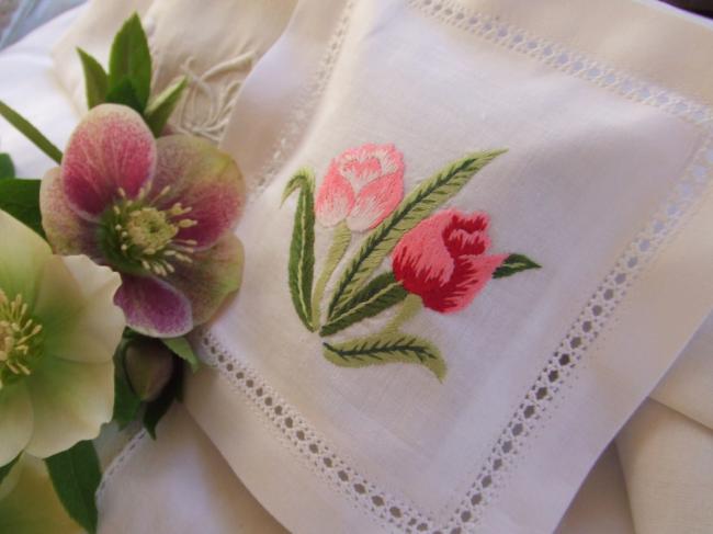 Romantique coussinet de lavande ajouré et brodé main d'un bouquet de tulipes