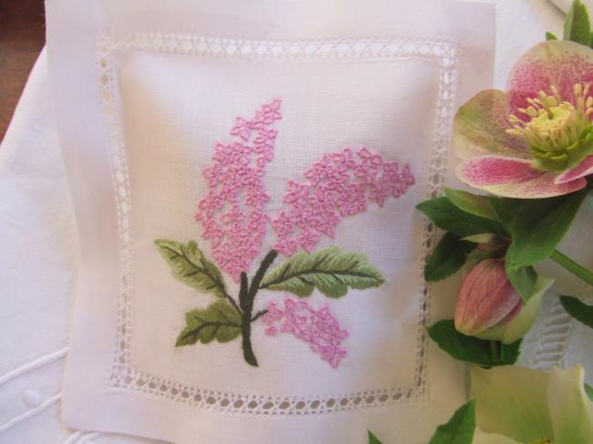 Romantique coussinet de lavande ajouré et brodé main d'une branche de lilas