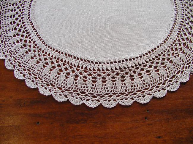 Very pretty little oval doily in guipere lace