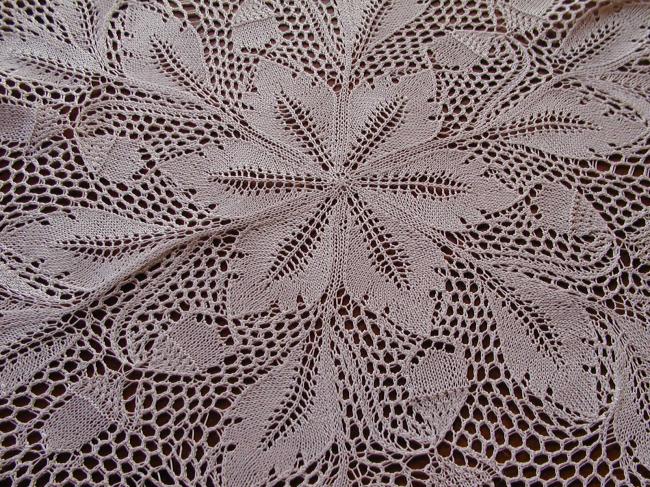 Superbe centre de table en dentelle de tricot, feuilles & glands de chêne!