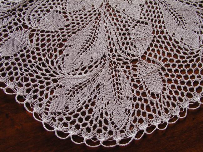 Lovely centre table in knitted lace, with acorn oak