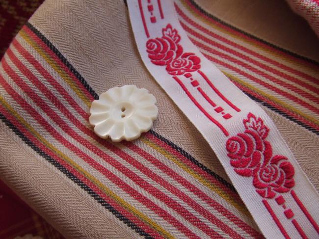 Superbe ruban en coton blanc tissé de roses anciennes rouges (21mm)