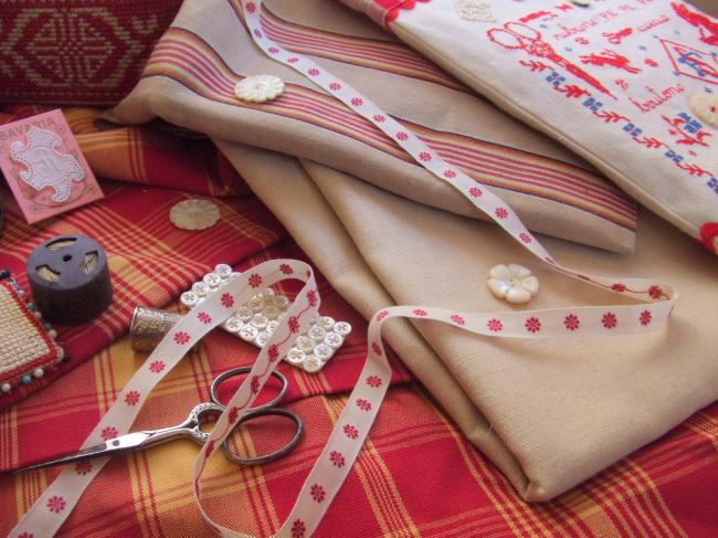 Joli ruban en coton blanc tissé de petites marguerites rouges (11mm)