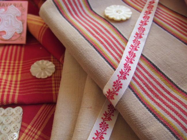 Adorable ruban en coton blanc tissé de fleurs et feuillage rouges (11mm)