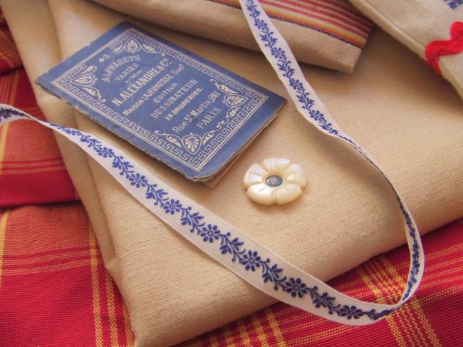 Adorable ruban en coton blanc tissé de fleurs et feuillage bleues (11mm)