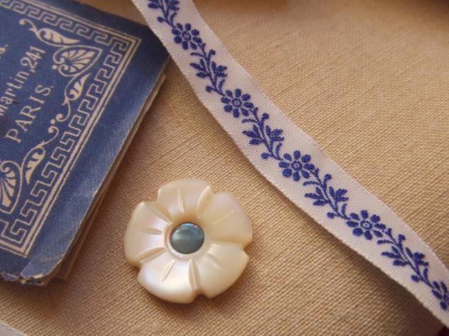Adorable ruban en coton blanc tissé de fleurs et feuillage bleues (11mm)