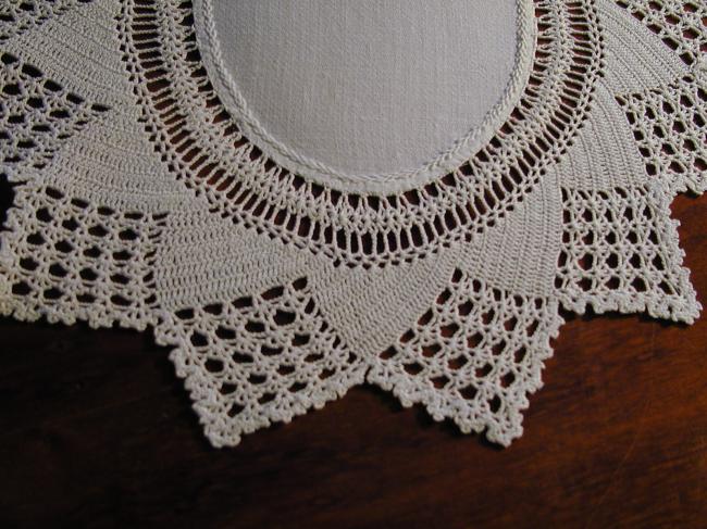 Lovely star doily with crochet lace