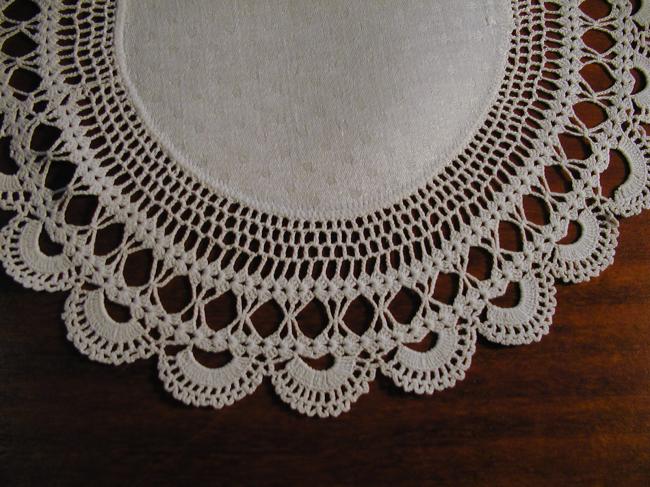 Charming round doily with crochet lace