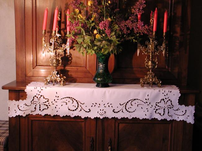 Very attractive sideboard top, embroidery à la Richelieu 1920