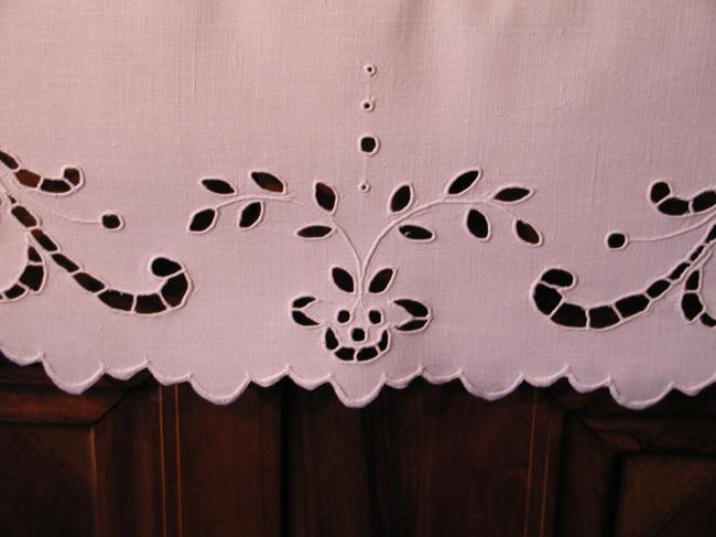 Very attractive sideboard top, embroidery à la Richelieu 1920