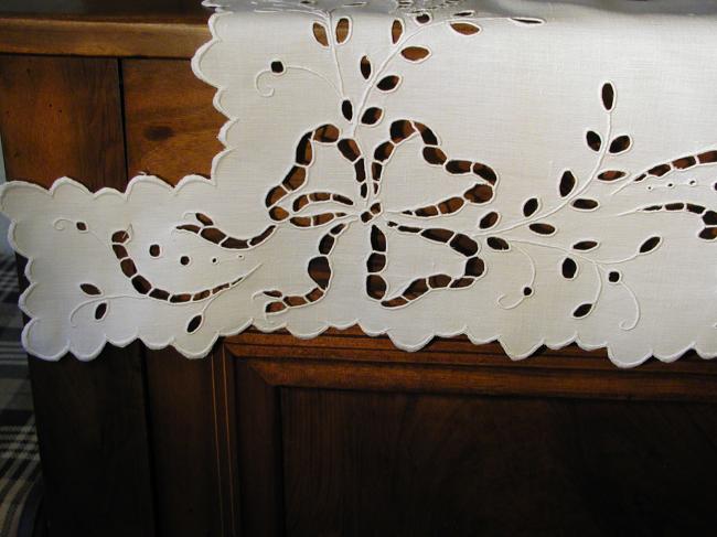 Very attractive sideboard top, embroidery à la Richelieu 1920