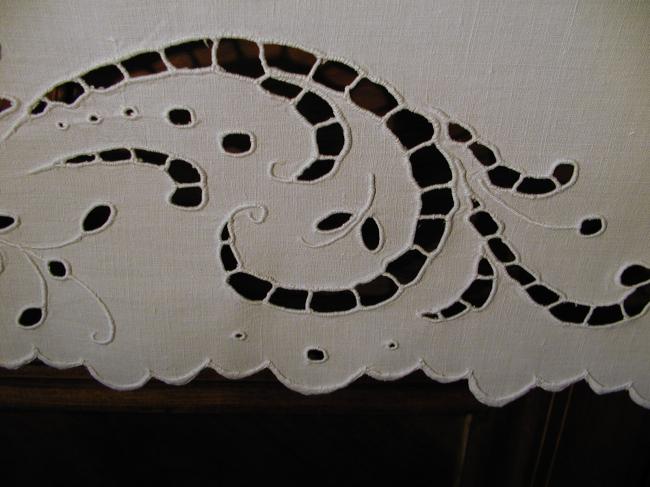Very attractive sideboard top, embroidery à la Richelieu 1920