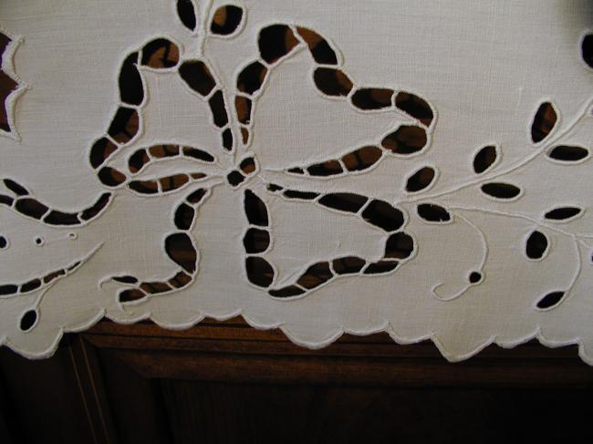 Very attractive sideboard top, embroidery à la Richelieu 1920