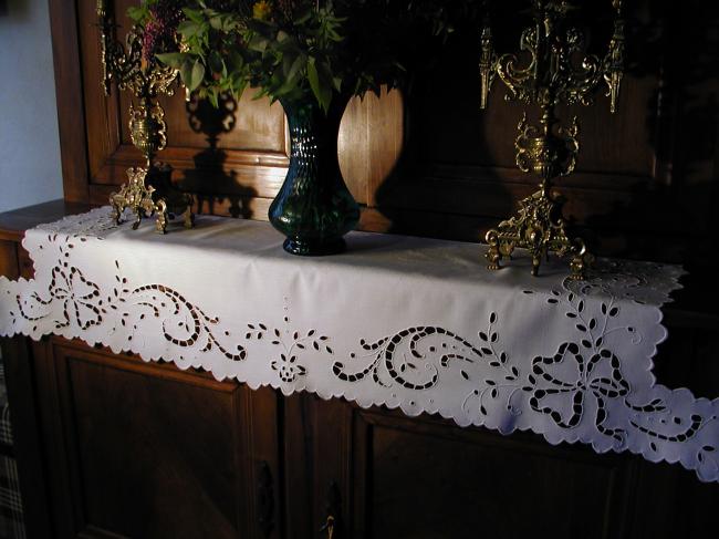 Very attractive sideboard top, embroidery à la Richelieu 1920