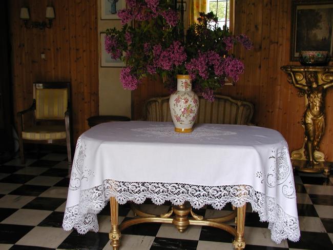 Stunning ovale tablecloth with inserts of Cluny lace and Richelieu works