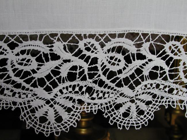 Stunning ovale tablecloth with inserts of Cluny lace and Richelieu works