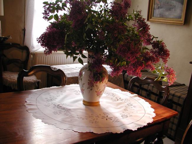 Exceptionnel centre de table rond brodé de fleurs de lilas