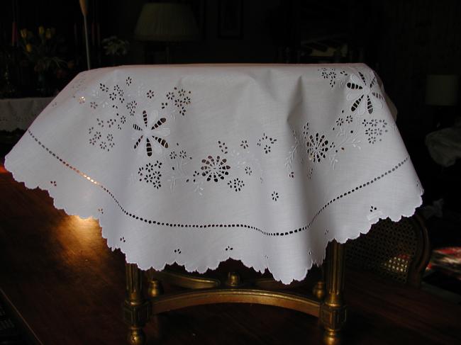 Such a beautiful table centre with white embroidery